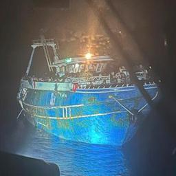 Zahlreiche Menschen, an Deck eines Fischerboots, das später vor Griechenland kenterte und sank.