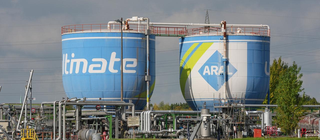 Ein Tanker hat an einer Ölraffinerie in Gelsenkirchen angelegt.