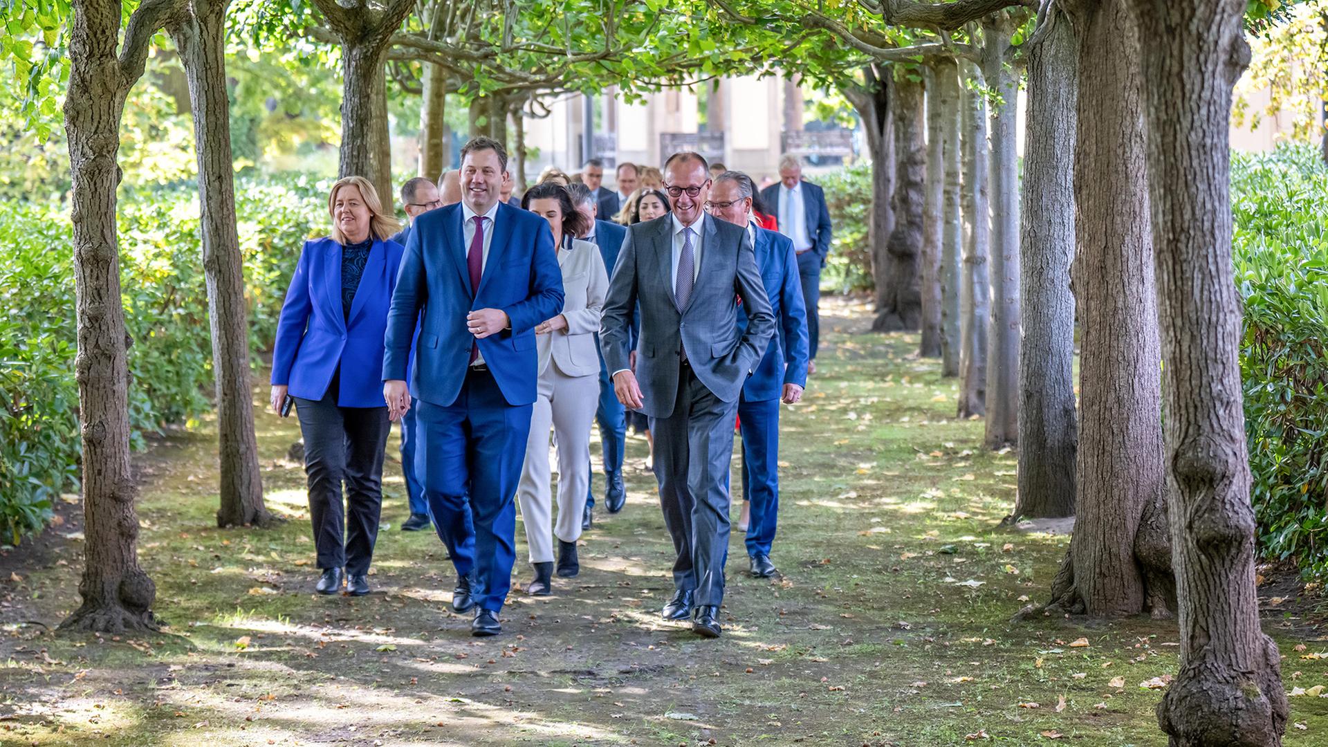 Kabinettsmitglieder gehen durch den Park von Villa Borsig. | dpa