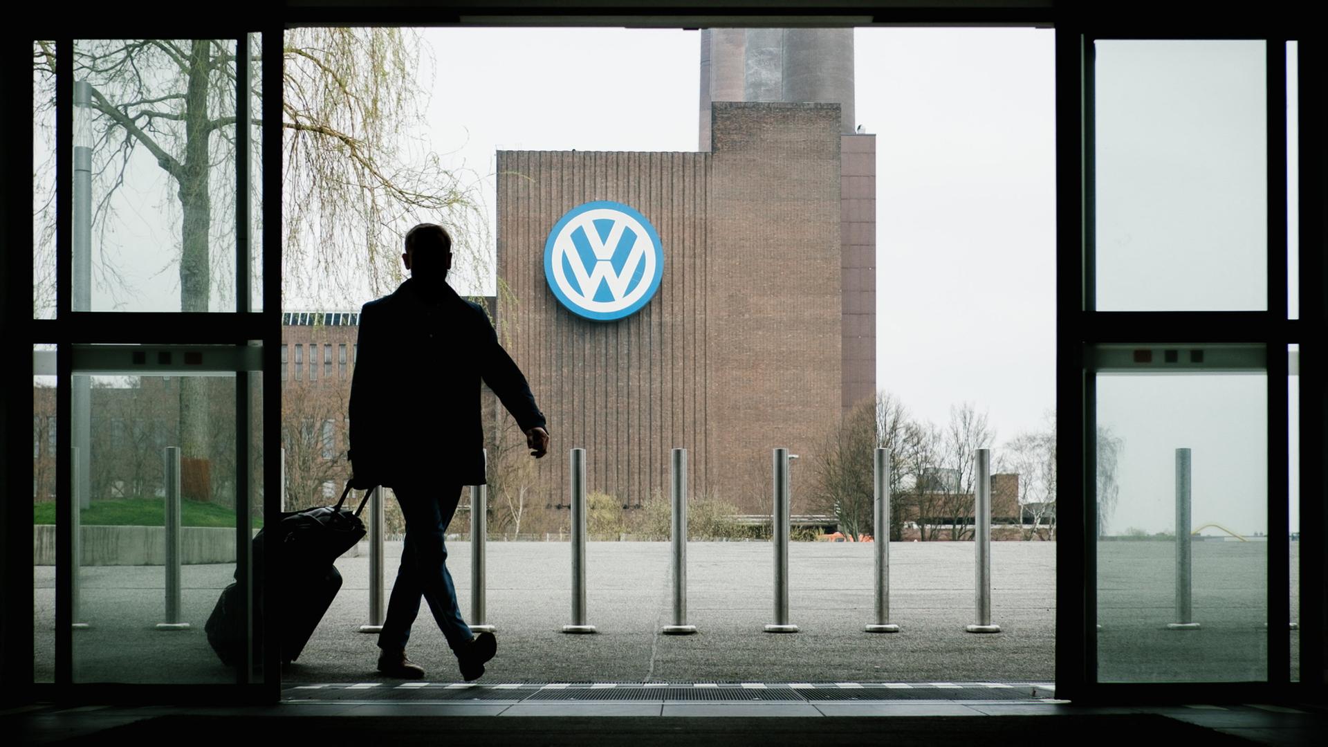 Ein VW-Mitarbeiter betritt Konzernzentrale in Wolfsburg. | dpa