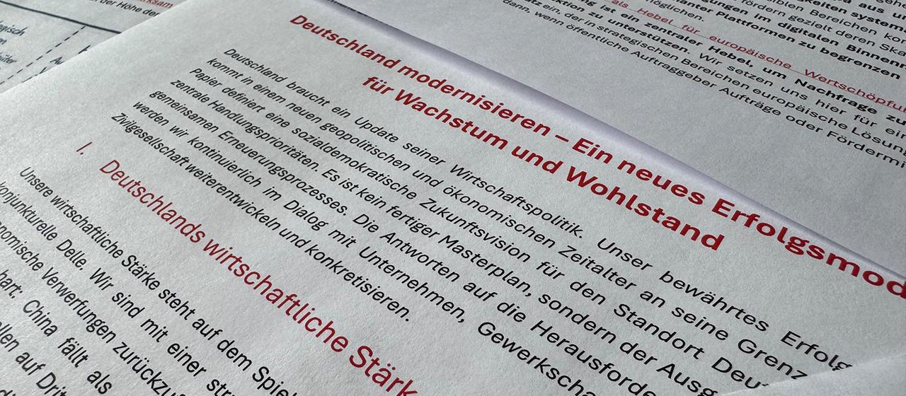 Auszüge aus einem Schriftsatz zur Stärkung der Wirtschaft Deutschlands liegt auf einem Tisch.