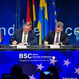 Boris Pistorius und Pal Jonson unterzeichnen eine Absichtserklärung für Kooperation.