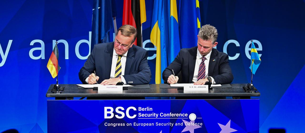 Boris Pistorius und Pal Jonson unterzeichnen eine Absichtserklärung für Kooperation.