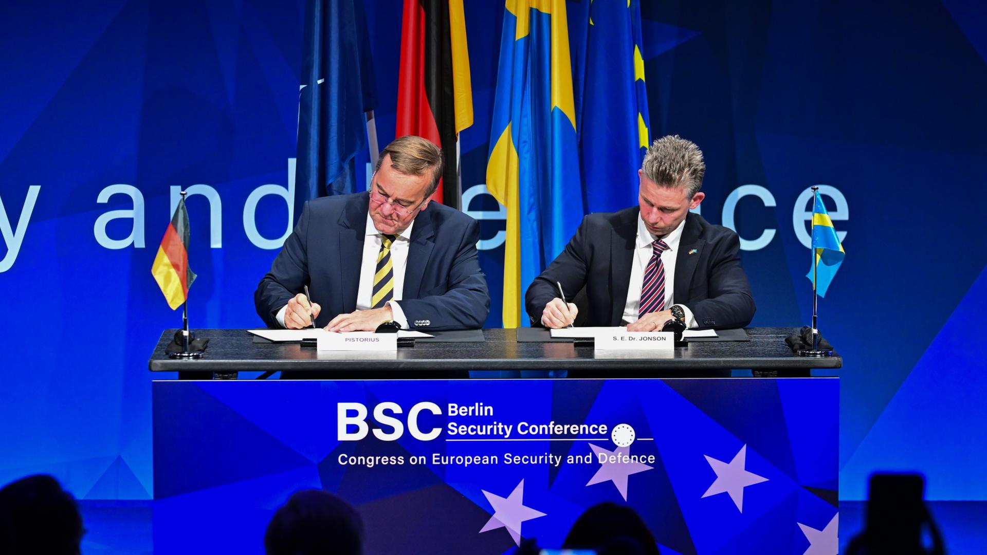 Boris Pistorius und Pal Jonson unterzeichnen eine Absichtserklärung für Kooperation. | dpa