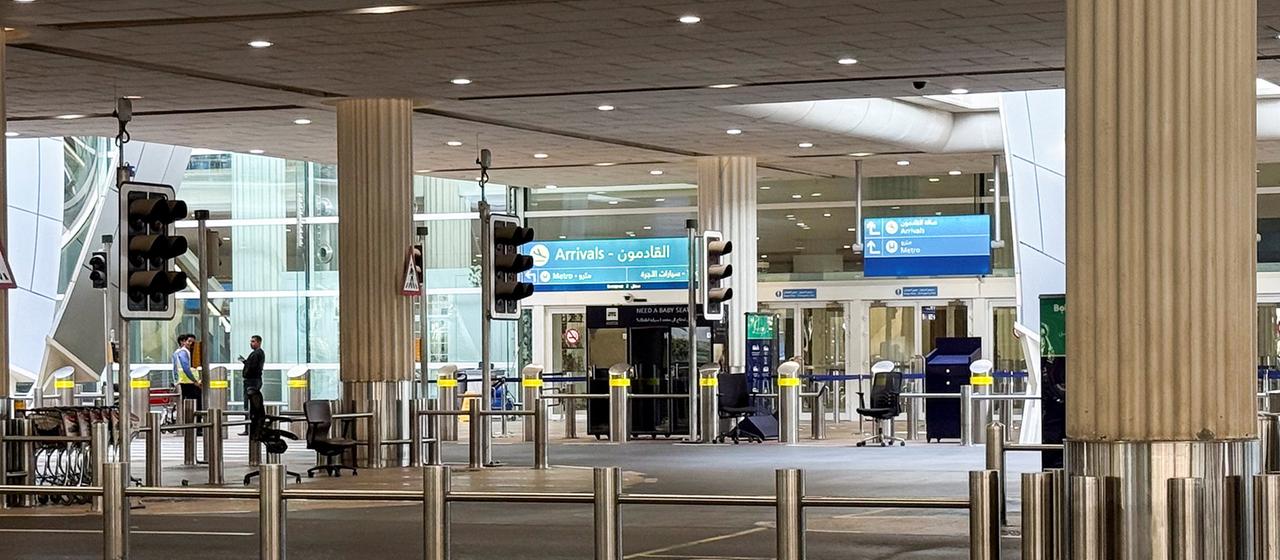 Ein Leerer Eingangsbereich vom Flughafen Dubai.