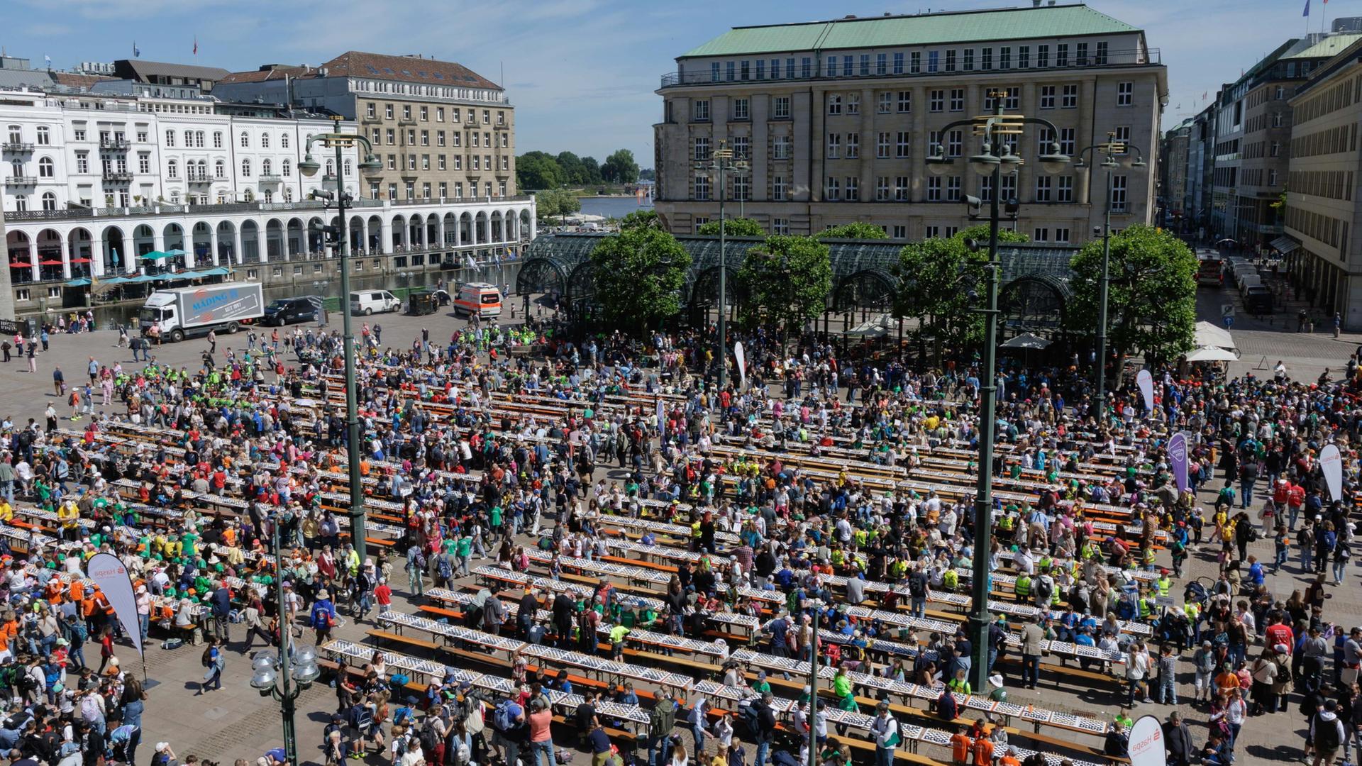 SchÃ¼lerinnen und SchÃ¼ler treten Schachturnier 