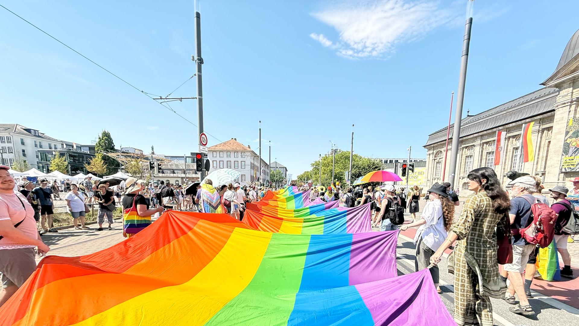 CSD in Darmstadt: Tausende demonstrieren für Selbstbestimmung und Sichtbarkeit