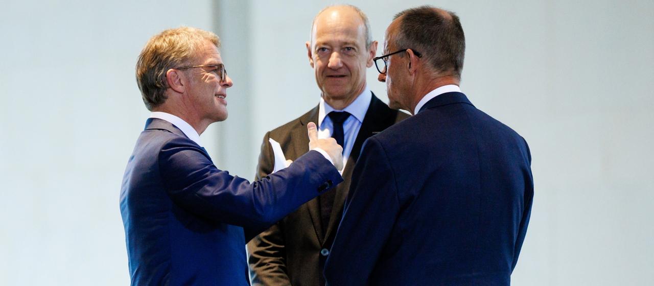 Christian Sewing (links), Roland Busch (Mitte) und Friedrich Merz (rechts)