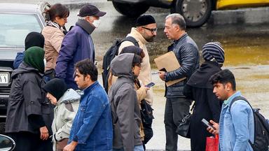 Passanten überqueren eine Straße in der iranischen Hauptstadt Teheran.
