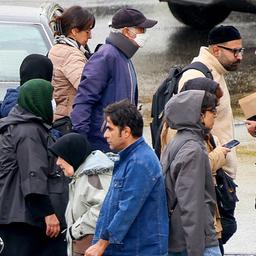 Passanten überqueren eine Straße in der iranischen Hauptstadt Teheran.