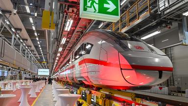 Ein ICE steht zur Eröffnung vom DB-Instandhaltungswerk für ICE 4-Züge in der Halle.