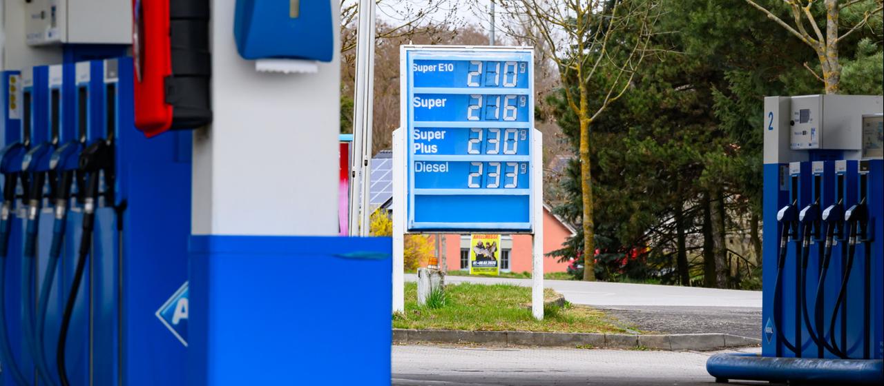 Eine leere Tankstelle mit der Kraftstoffpreisanzeige in Frankfurt (Oder)