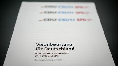 Der Koalitionsvertrag von CDU, CSU und SPD mit der Überschrift "Verantwortung für Deutschland" ist auf dem Foto zu sehen