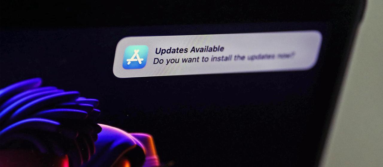 Meldung auf einem MacBook-Bildschirm, dass ein Update verfügbar ist.