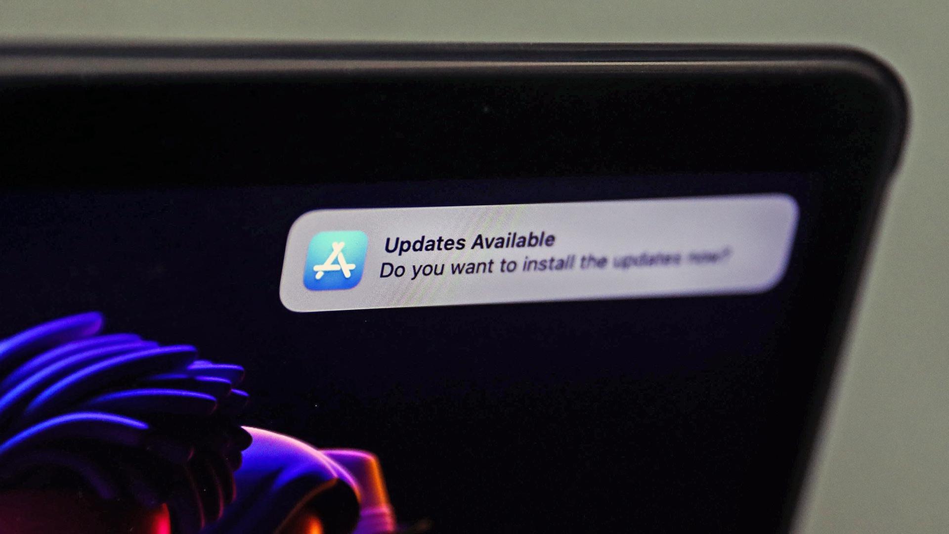 Meldung auf einem MacBook-Bildschirm, dass ein Update verfügbar ist. | picture alliance / NurPhoto