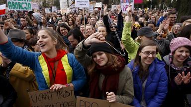 Menschen protestieren in Warschau gegen ein strengeres Abtreibungsrecht (Archivbild).