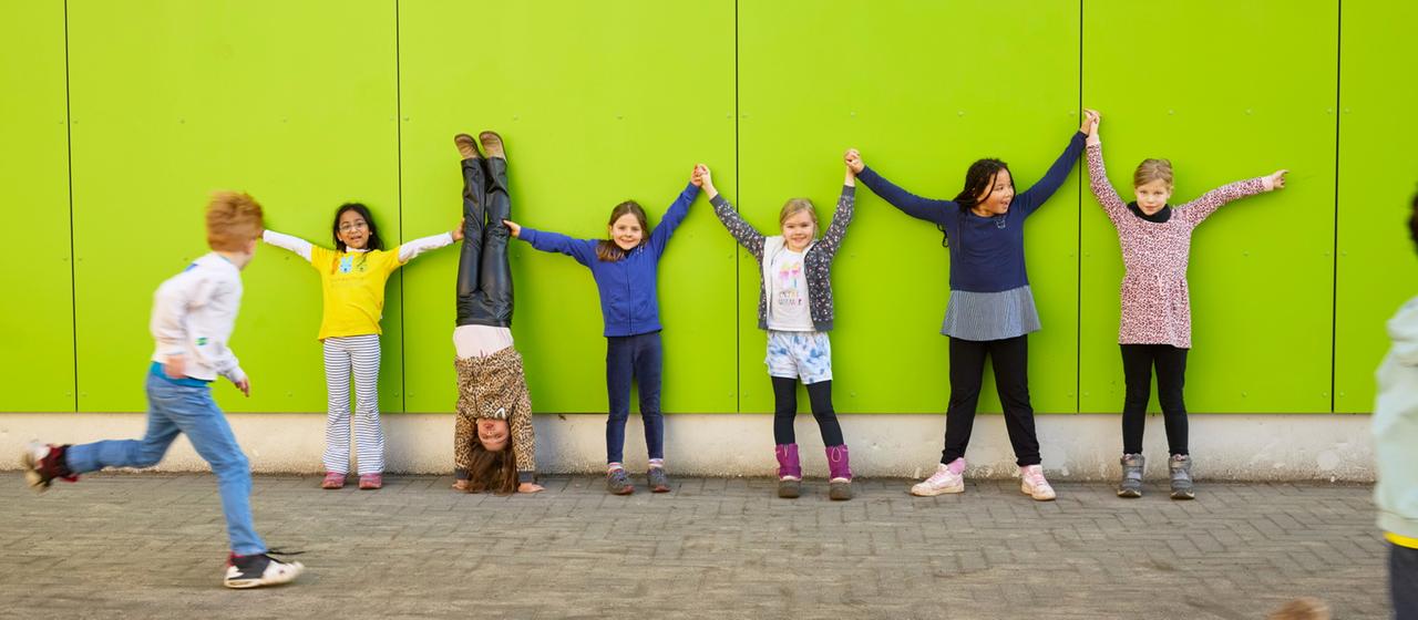 Kinder spielen miteinander.