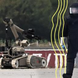 Ein Kriminaltechniker neben einem Sprengroboter in der Nähe eines ukrainischen Flugzeugs.