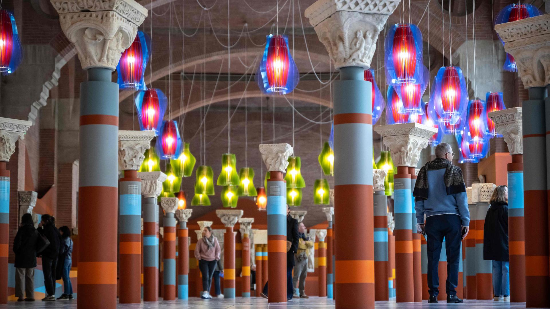 Besucher gehen an einem Kunstwerk von Jorge Pardo im MusÃ©e des Augustins in Toulouse (Frankreich). | Lionel BONAVENTURE / AFP