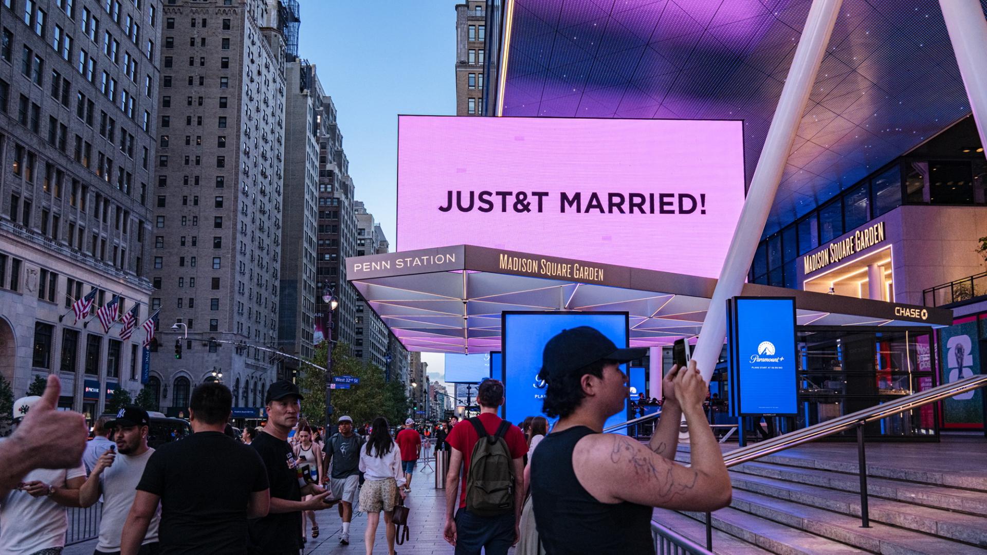 Anlässlich der Hochzeit der Sängerin Taylor Swift und des NFL-Spielers Travis Kelce ist am Madison Square Garden eine Anzeige mit der Aufschrift 