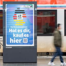 Werbetafel für das Deutschlandticket auf einem Bahnsteig.