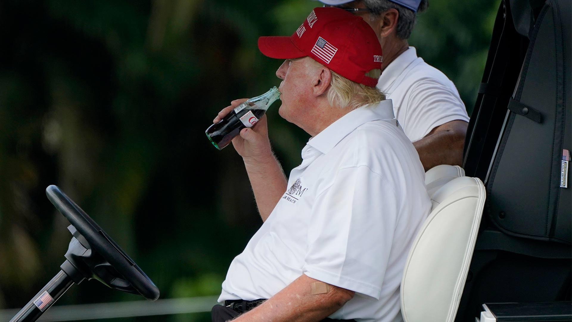 Donald Trump trinkt eine Diet Coke. | picture alliance / ASSOCIATED PR