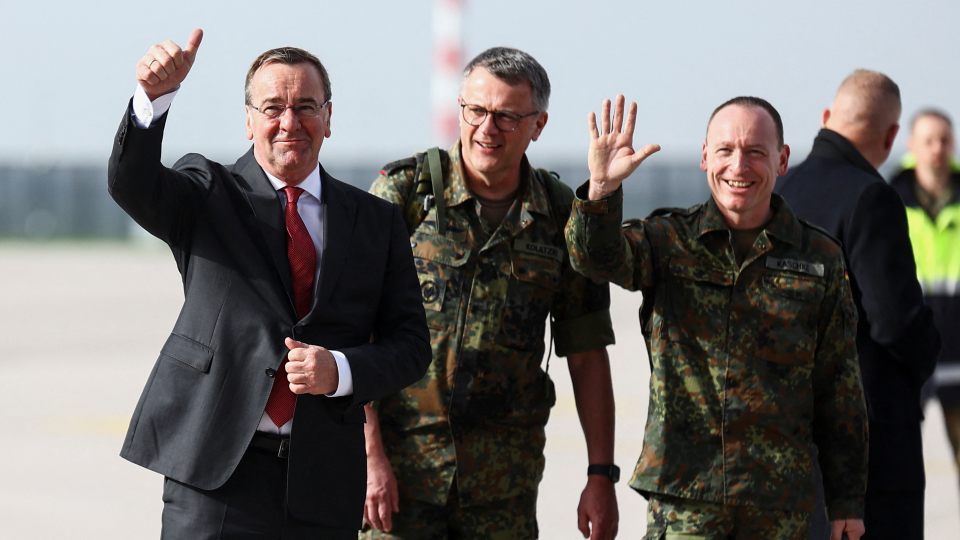 Boris Pistorius neben Bundeswehrsoldaten