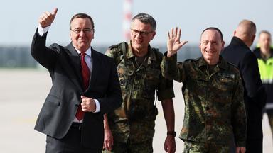 Boris Pistorius neben Bundeswehrsoldaten