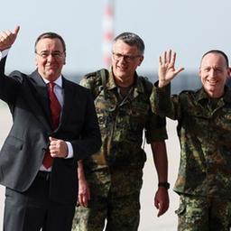 Boris Pistorius neben Bundeswehrsoldaten