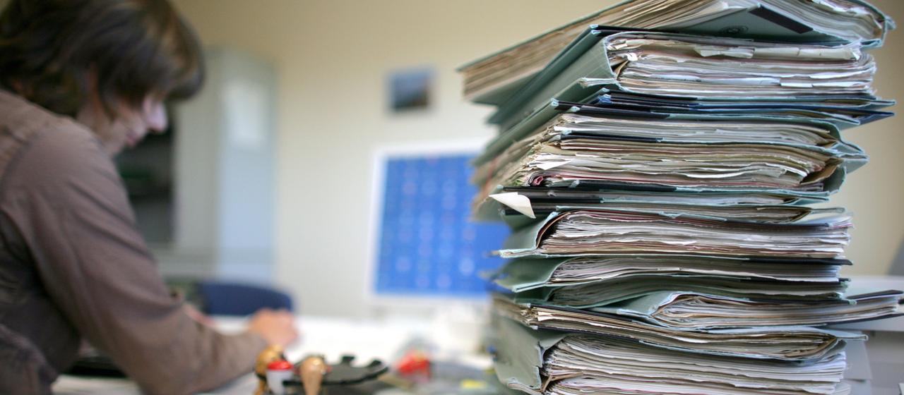 Ein Stapel Akten liegt auf einem Tisch