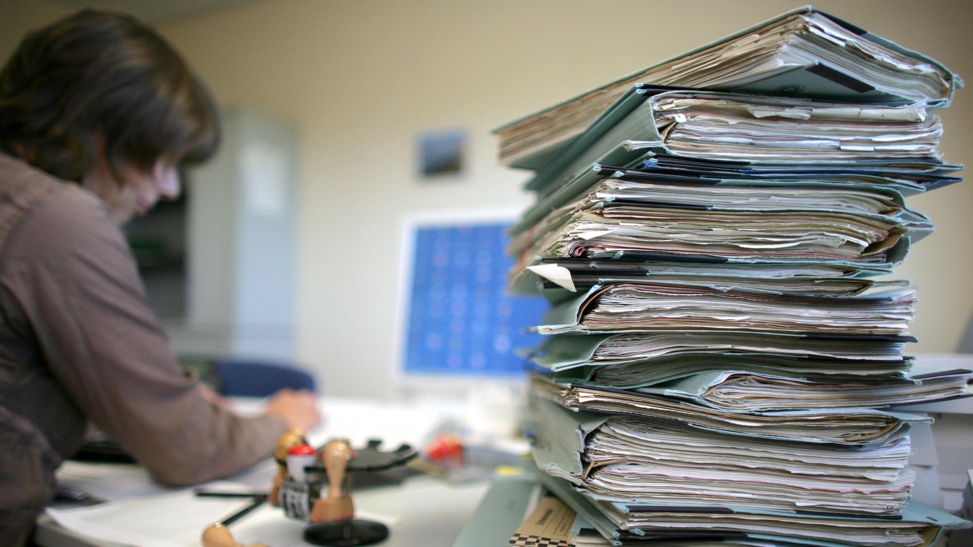 Ein Stapel Akten liegt auf einem Tisch | dpa