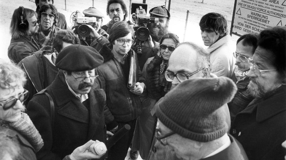 Günter Grass protestiert mit anderen Schriftstellern gegen die Stationierung von Pershing-II-Raketen in der Waldheide bei Heilbronn (1983).