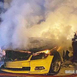 Brennendes Auto in Rostock. Mutmaßlich Brandstiftung.