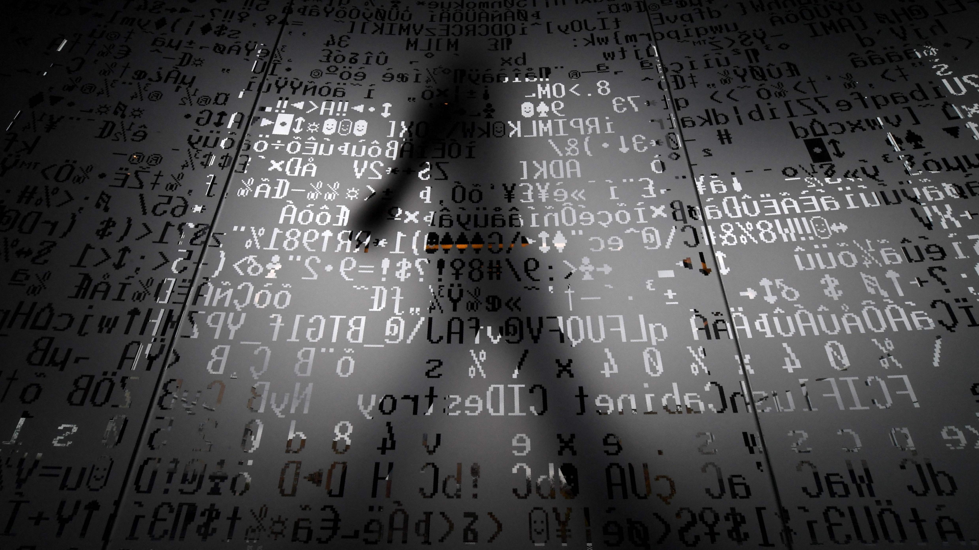 Der Schatten eines Passanten vor der Kaspersky-Firmenzentrale in Moskau.