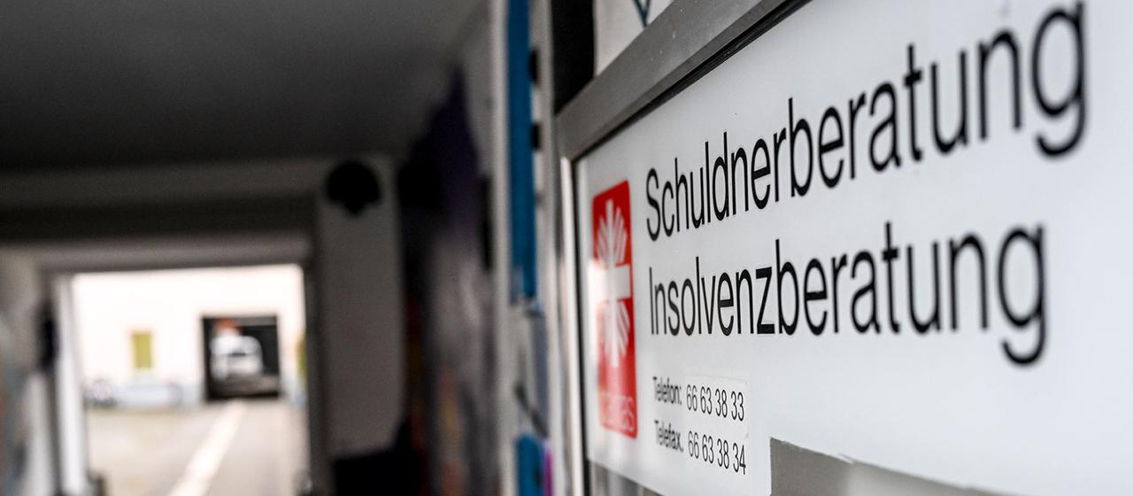 Hinweisschild einer Schuldner- und Insolvenzberatung der Caritas. | picture alliance/dpa Hinweisschild einer Schuldner- und Insolvenzberatung der Caritas.