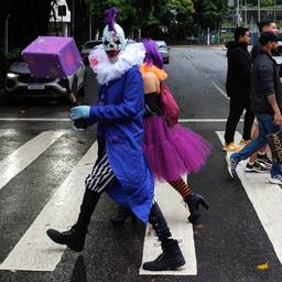 Eine kostümierte Person nimmt am traditionellen Zombie Walk in São Paulo, Brasilien.