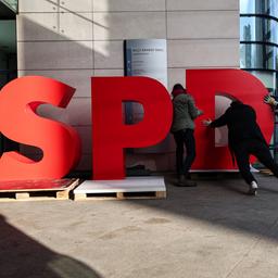 Arbeiter demontieren einen SPD-Schriftzug vor dem Willy-Brandt-Haus.