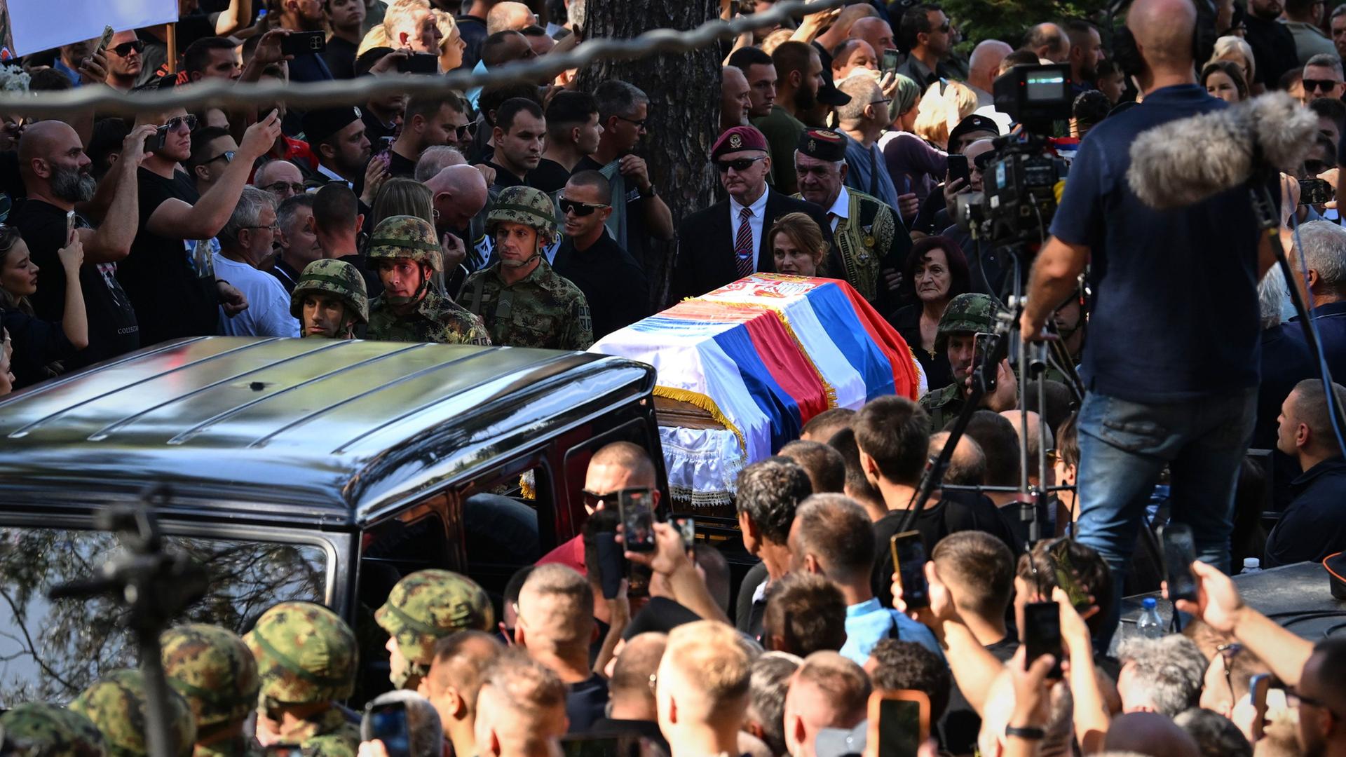 Der Sarg des verstorbenen Ratko Mladic in einer Menschenmenge auf dem Topcider-Friedhof in Belgrad, Serbien. | AP Photo/