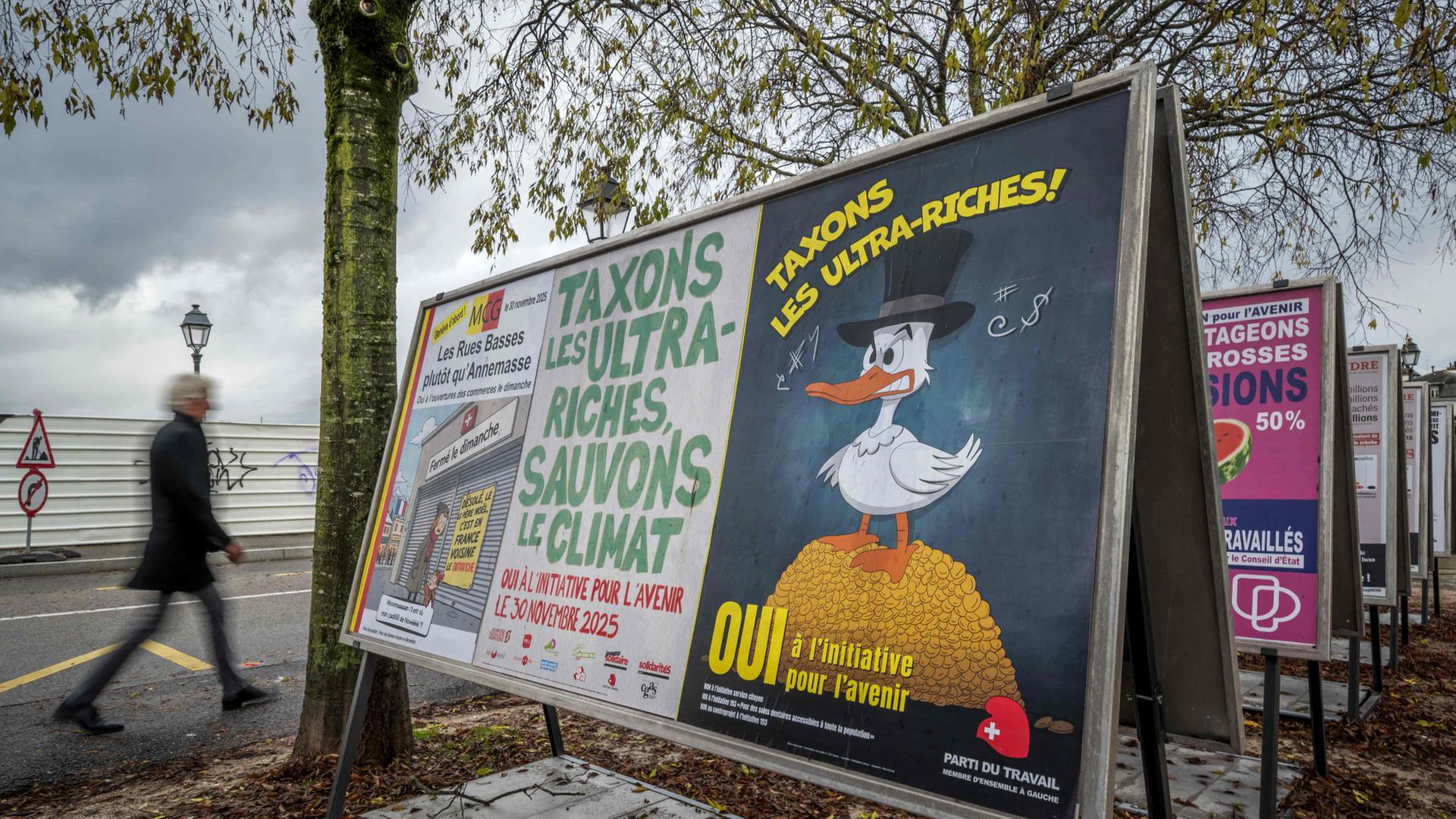 Plakate sind im Vorfeld der Volksabstimmung in der Schweiz über eine Erbaschaftssteuer in Genf zu sehen. | AFP