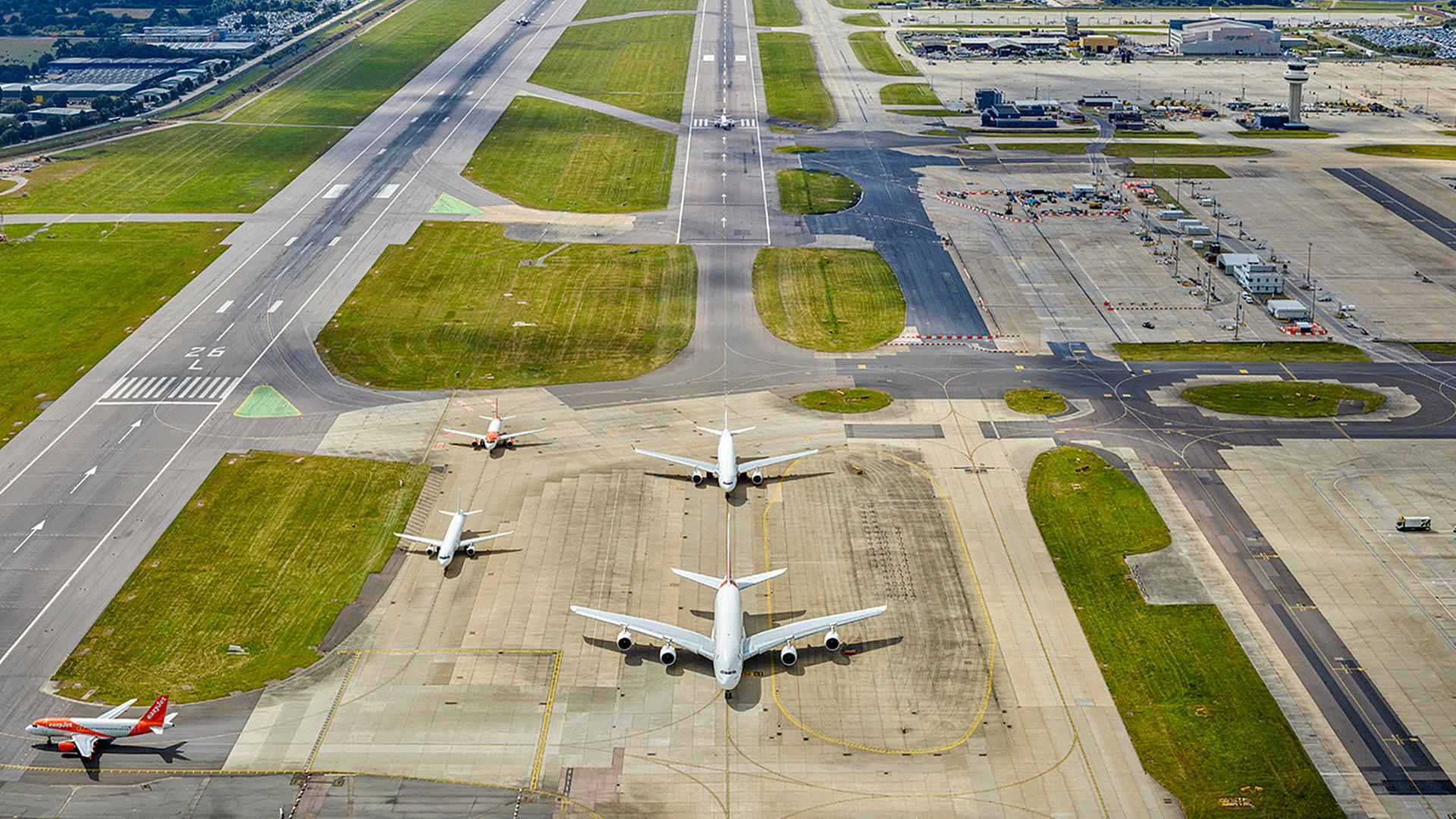 Landebahn des Londoner Flughafen Gatwick. | REUTERS