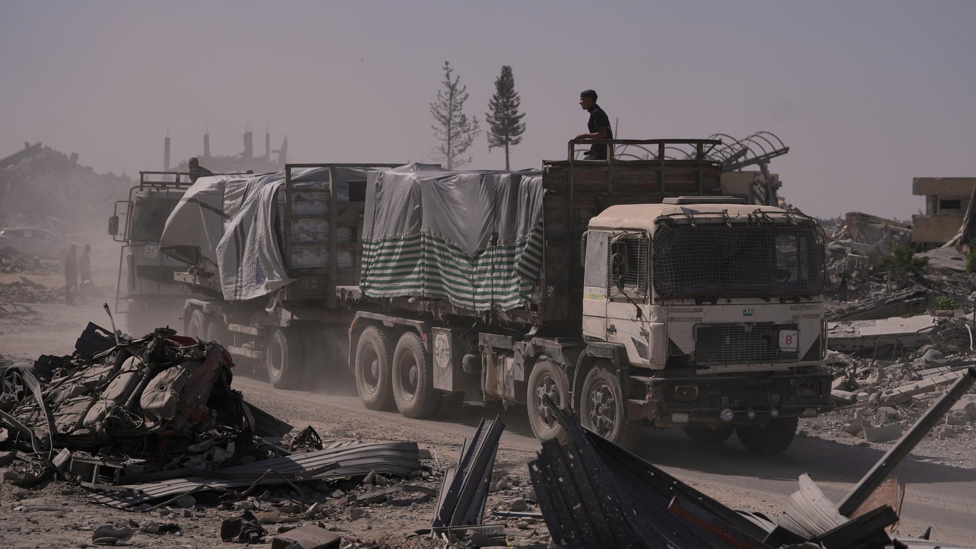 Lastwagen mit humanitärer Hilfe fahren durch Chan Junis im südlichen Gazastreifen. | dpa