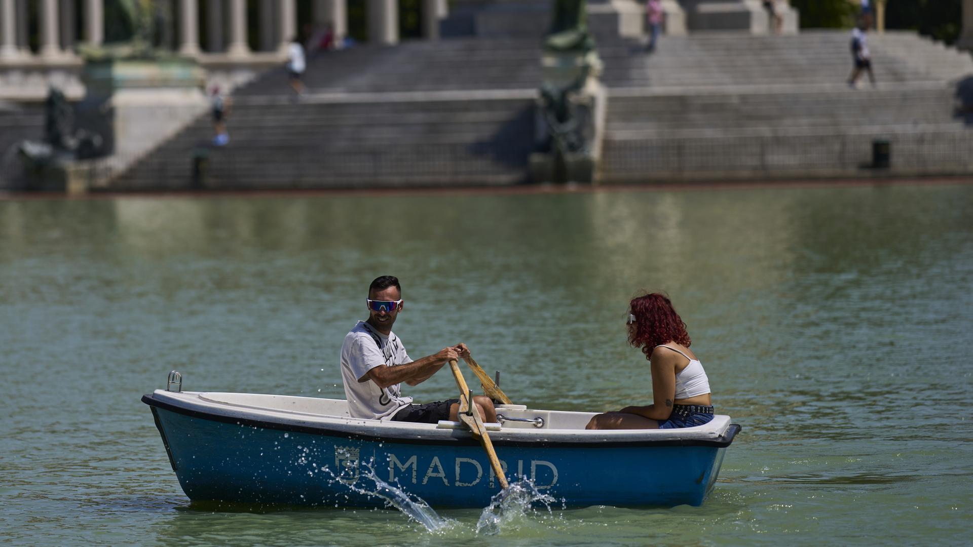 Ein Mann rudert bei heißem Wetter ein Boot im Retiro-Park | dpa