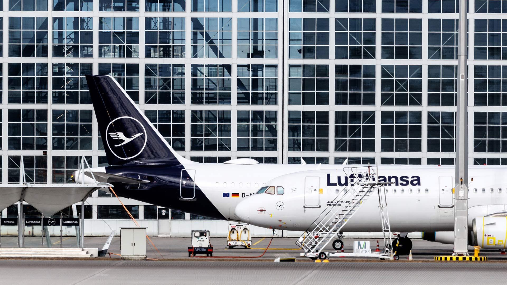 Lufthansa Flugzeuge vor einem Hangar am Flughafen München. | picture alliance/dpa