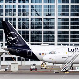 Lufthansa Flugzeuge vor einem Hangar am Flughafen München.