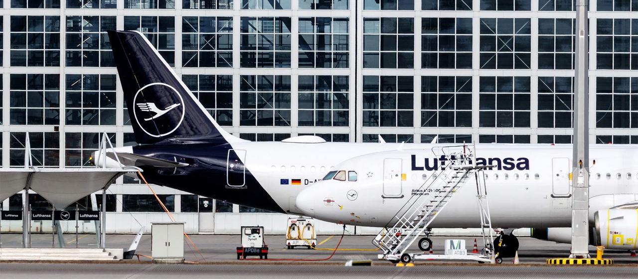 Lufthansa Flugzeuge vor einem Hangar am Flughafen München.