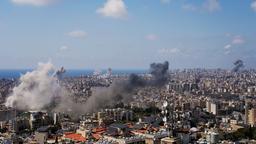 Rauchwolken steigen nach Explosionen in Beirut, Libanon auf.