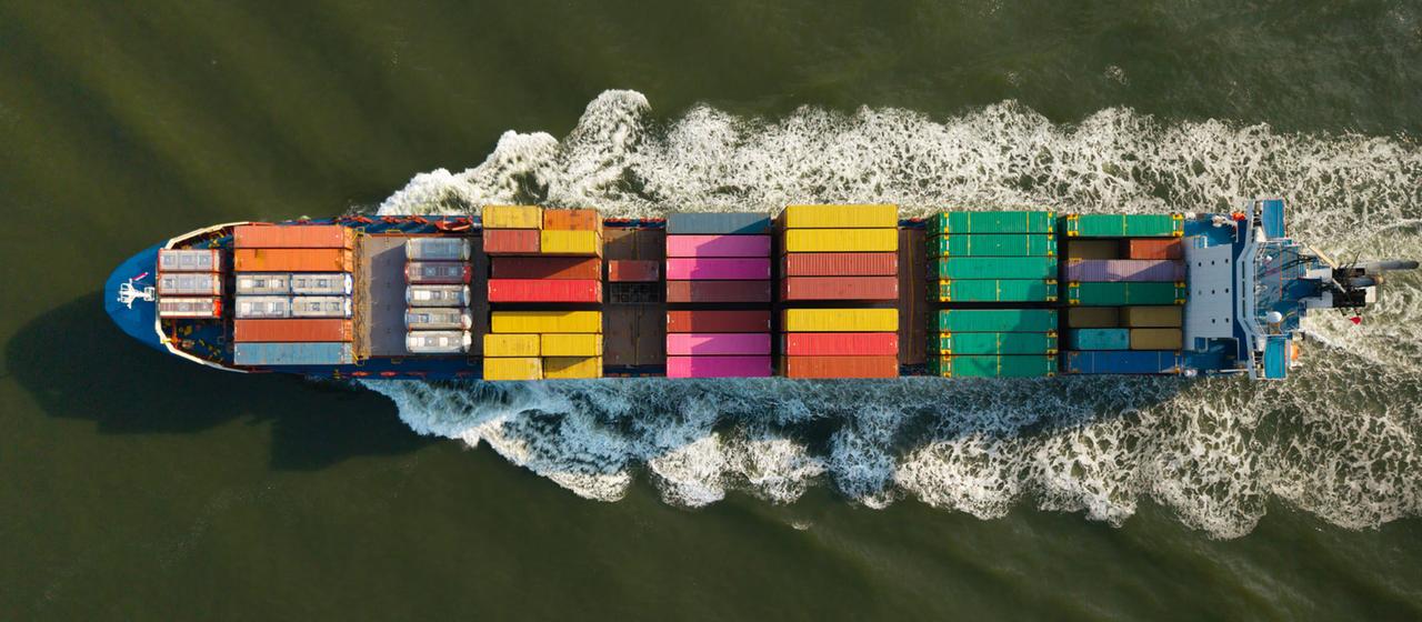 Containerschiff in der Nordsee. 