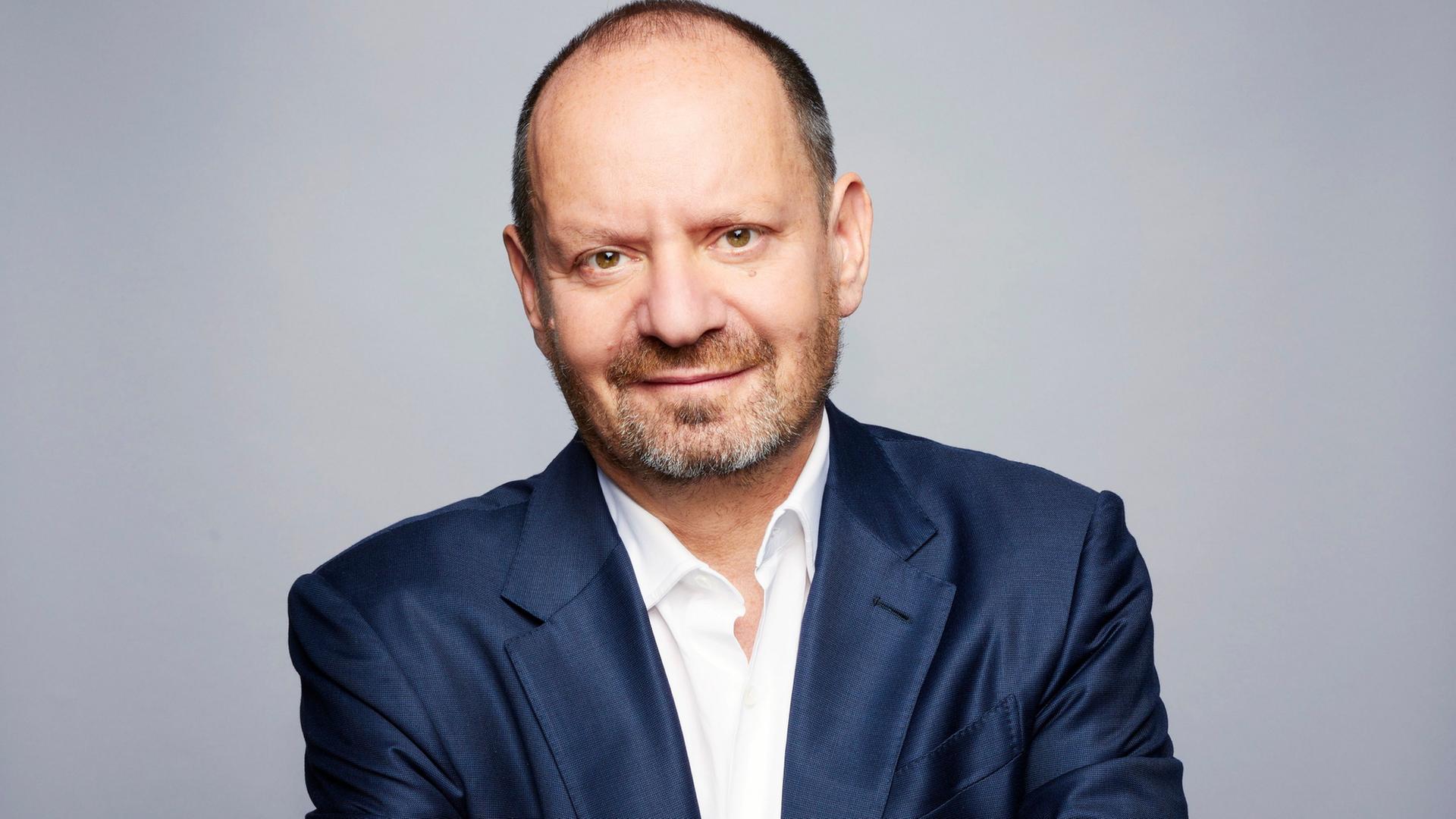 Philippe Sands lächelt mit verschränkten Armen in die Kamera | Samuel Kirszenbaum/Börsenverein 