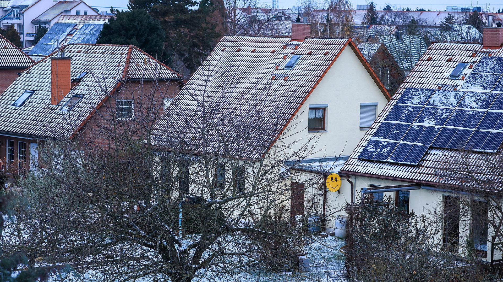 Eine dÃ¼nne Schneedecke liegt auf EinfamilienhÃ¤usern und GÃ¤rten im Leipziger Westen. | dpa