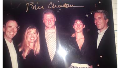 Undatiertes Fotos vom House Oversight Committee via AP veröffentlichte Foto zeigt den ehemaligen US-Präsidenten Bill Clinton (M-r), Ghislaine Maxwell und Jeffrey Epstein, mit Clintons Unterschrift oben auf dem Foto.